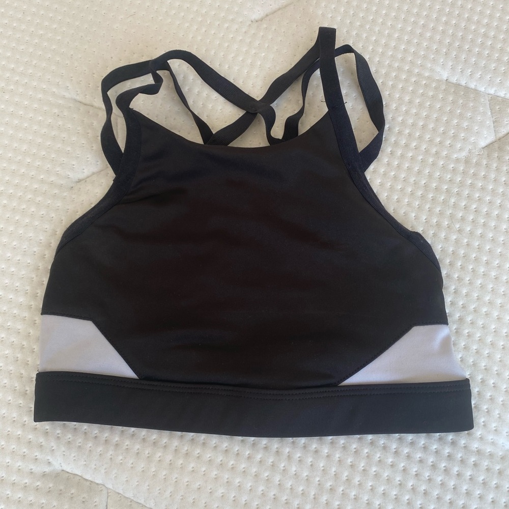 Akrovita colorblock strapping sports bra